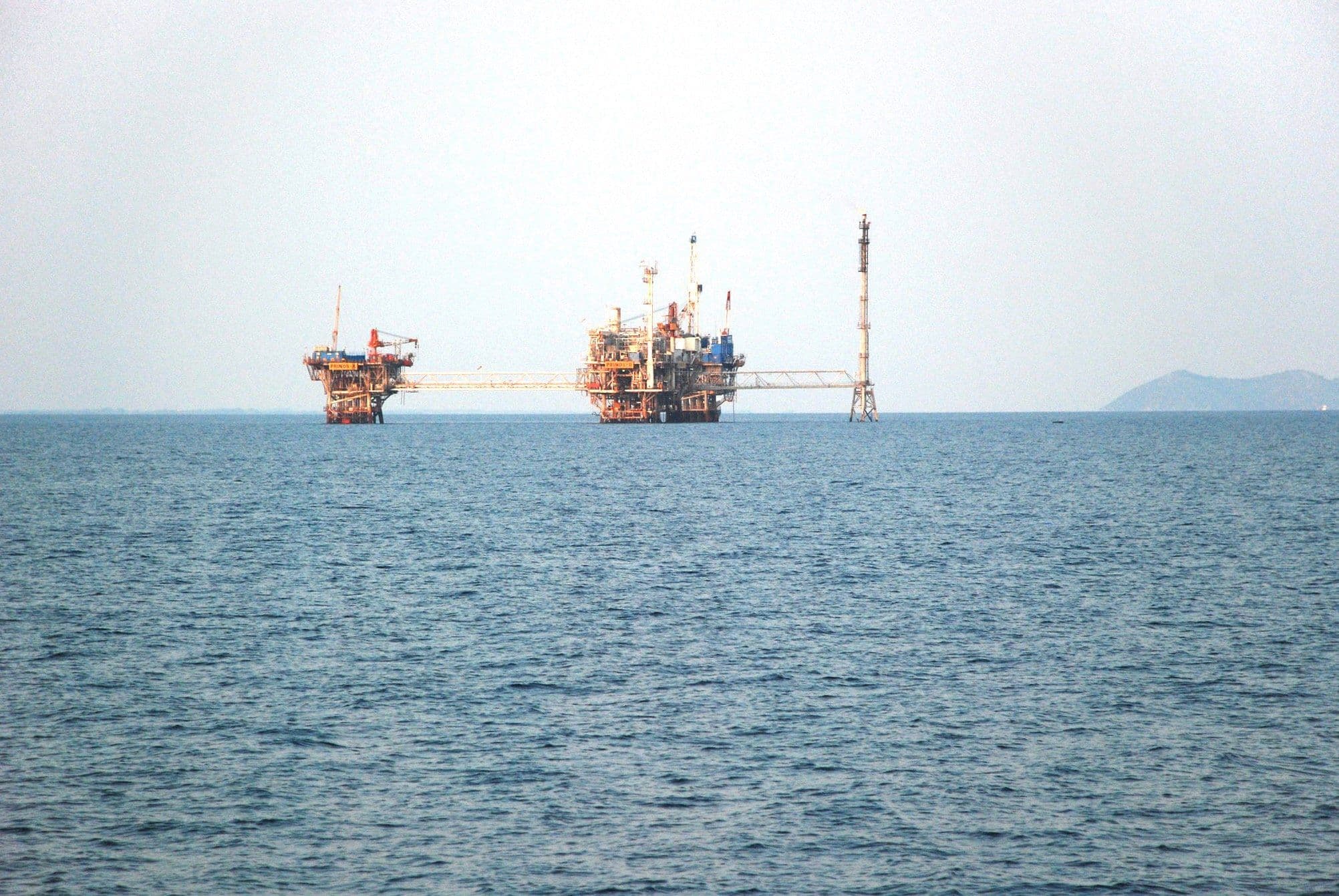 Offshore oil platform in Greece © G.Paximadis / WWF-Greece